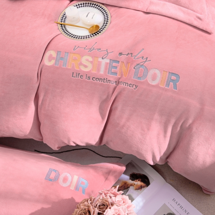 91家纺网 家纺一手货源 找家纺 绒博士 2023新款舒适保暖220克牛奶绒四件套系列 罗拉 粉色