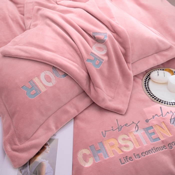 91家纺网 家纺一手货源 找家纺 绒博士 2023新款舒适保暖220克牛奶绒四件套系列 罗拉 粉色