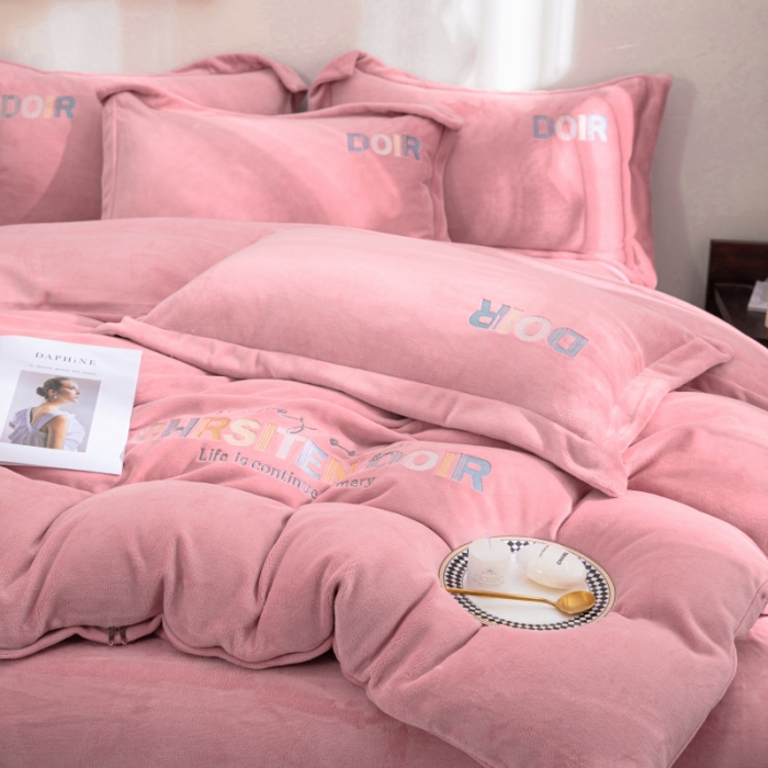 91家纺网 家纺一手货源 找家纺 绒博士 2023新款舒适保暖220克牛奶绒四件套系列 罗拉 粉色
