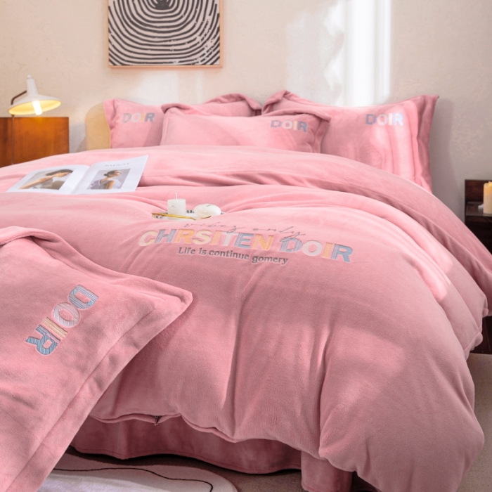 91家纺网 家纺一手货源 找家纺 绒博士 2023新款舒适保暖220克牛奶绒四件套系列 罗拉 粉色