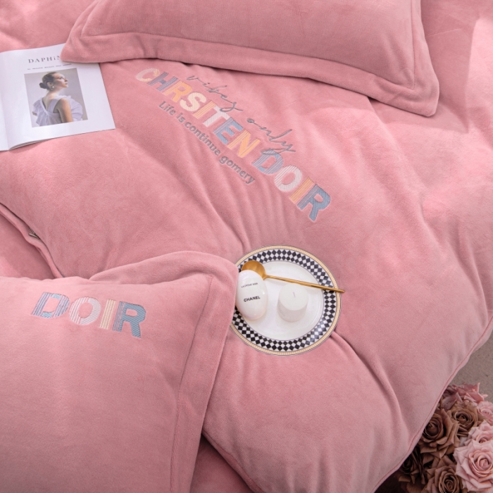 91家纺网 家纺一手货源 找家纺 绒博士 2023新款舒适保暖220克牛奶绒四件套系列 罗拉 粉色