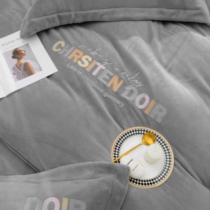 91家纺网 家纺一手货源 找家纺 绒博士 2023新款舒适保暖220克牛奶绒四件套系列 罗拉 灰色