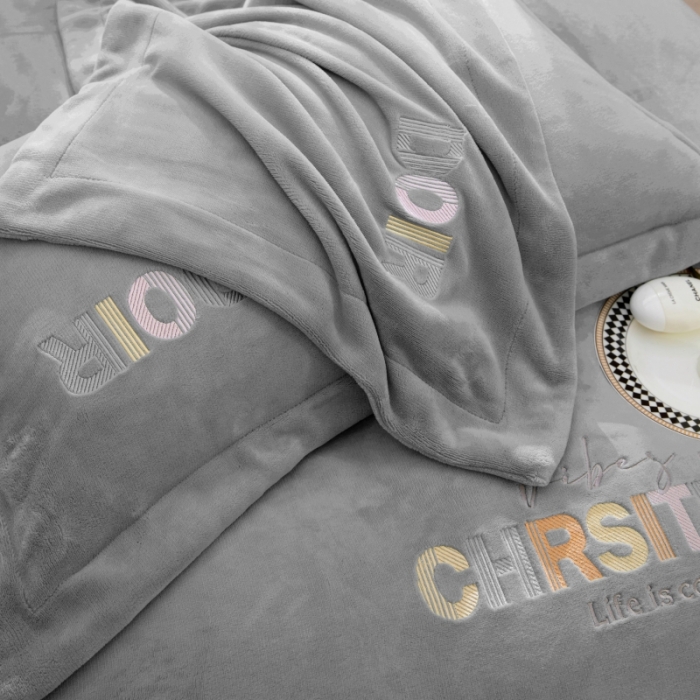 91家纺网 家纺一手货源 找家纺 绒博士 2023新款舒适保暖220克牛奶绒四件套系列 罗拉 灰色