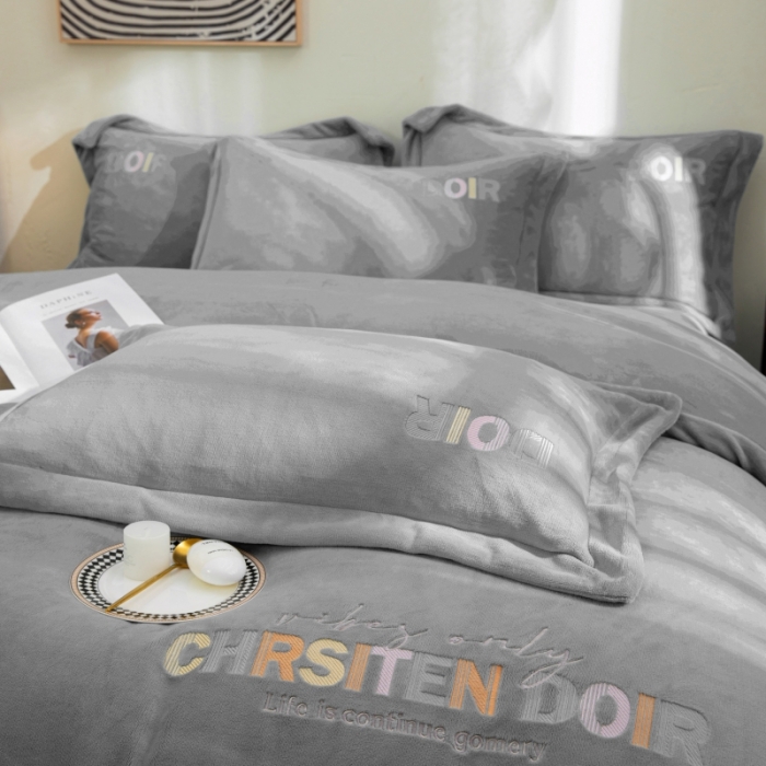 91家纺网 家纺一手货源 找家纺 绒博士 2023新款舒适保暖220克牛奶绒四件套系列 罗拉 灰色