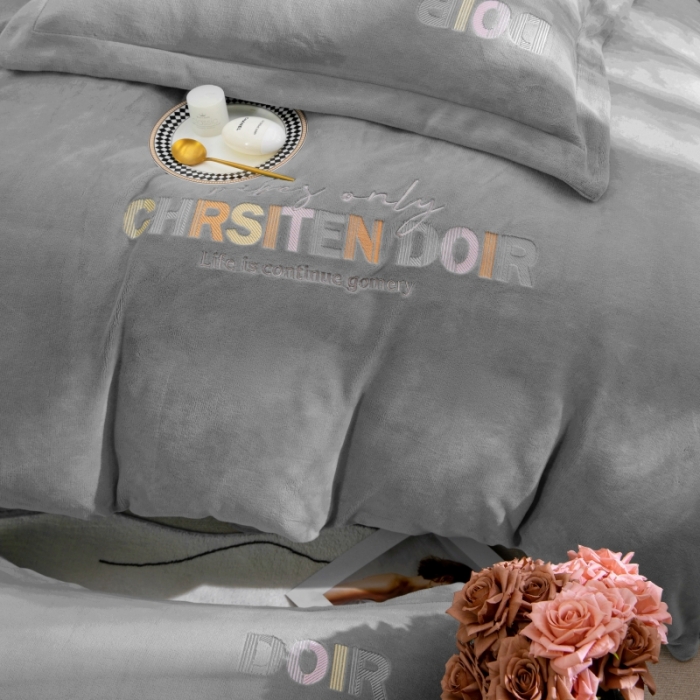 91家纺网 家纺一手货源 找家纺 绒博士 2023新款舒适保暖220克牛奶绒四件套系列 罗拉 灰色