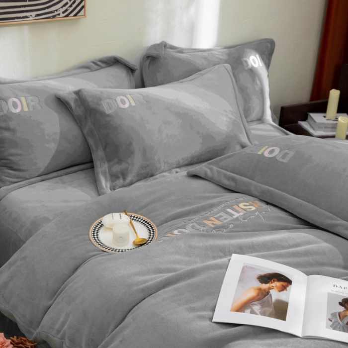 91家纺网 家纺一手货源 找家纺 绒博士 2023新款舒适保暖220克牛奶绒四件套系列 罗拉 灰色