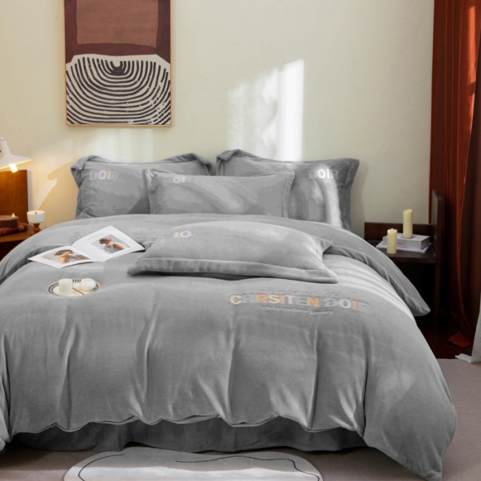 91家纺网 家纺一手货源 找家纺 绒博士 2023新款舒适保暖220克牛奶绒四件套系列 罗拉 灰色