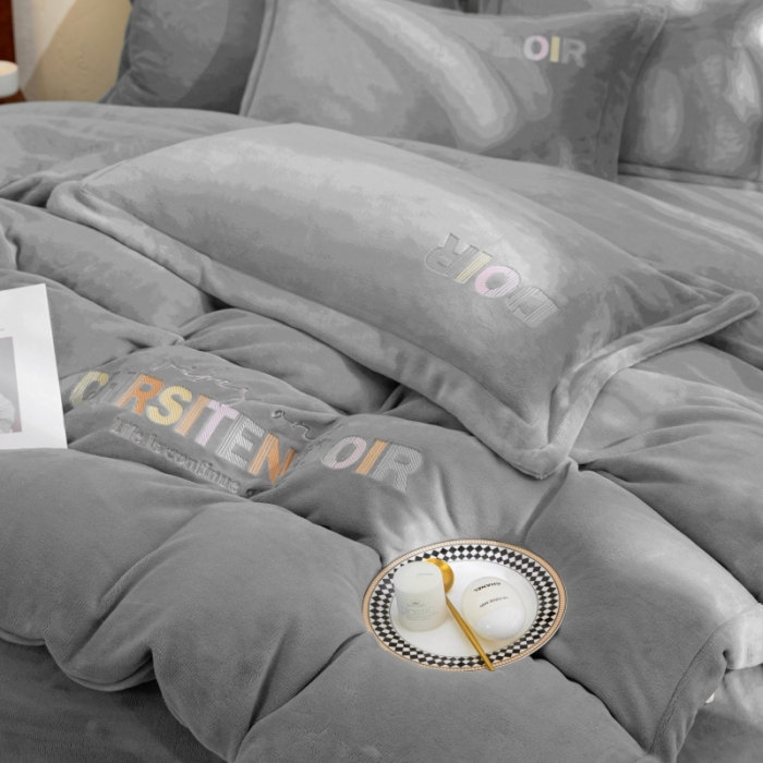 91家纺网 家纺一手货源 找家纺 绒博士 2023新款舒适保暖220克牛奶绒四件套系列 罗拉 灰色