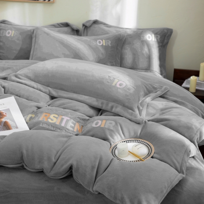 91家纺网 家纺一手货源 找家纺 绒博士 2023新款舒适保暖220克牛奶绒四件套系列 罗拉 灰色