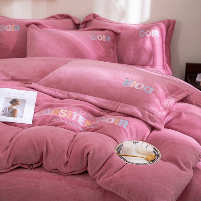 91家纺网 家纺一手货源 找家纺 绒博士 2023新款舒适保暖220克牛奶绒四件套系列 罗拉 豆沙