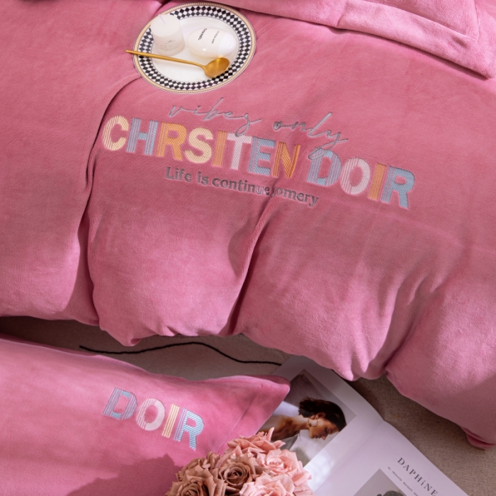 91家纺网 家纺一手货源 找家纺 绒博士 2023新款舒适保暖220克牛奶绒四件套系列 罗拉 豆沙