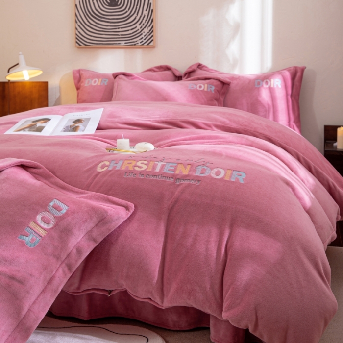 91家纺网 家纺一手货源 找家纺 绒博士 2023新款舒适保暖220克牛奶绒四件套系列 罗拉 豆沙