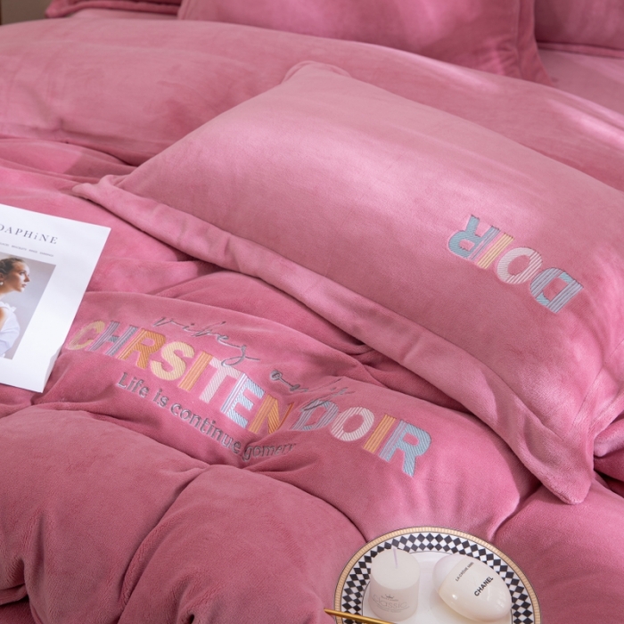 91家纺网 家纺一手货源 找家纺 绒博士 2023新款舒适保暖220克牛奶绒四件套系列 罗拉 豆沙