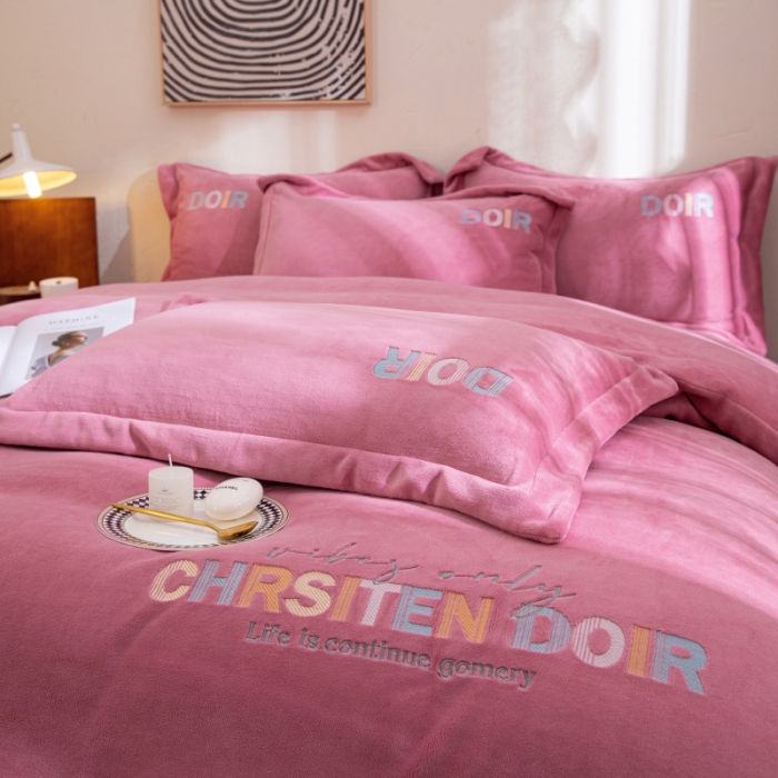 91家纺网 家纺一手货源 找家纺 绒博士 2023新款舒适保暖220克牛奶绒四件套系列 罗拉 豆沙