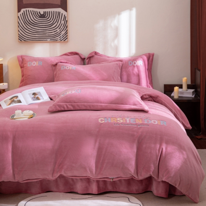 91家纺网 家纺一手货源 找家纺 绒博士 2023新款舒适保暖220克牛奶绒四件套系列 罗拉 豆沙