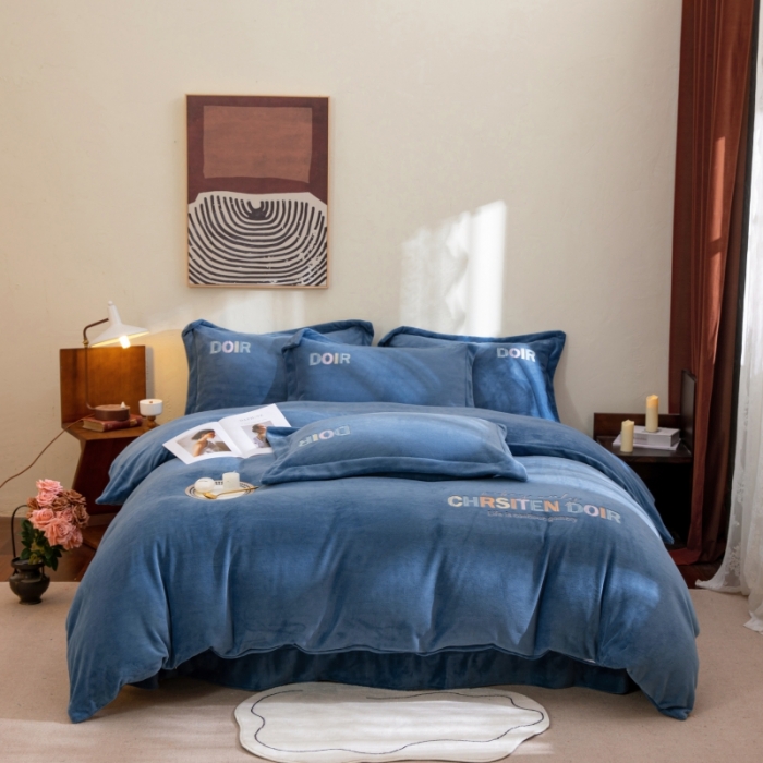 91家纺网 家纺一手货源 找家纺 绒博士 2023新款舒适保暖220克牛奶绒四件套系列 罗拉 幽兰