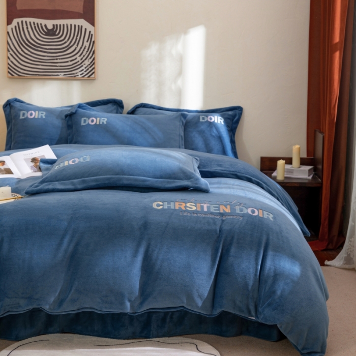 91家纺网 家纺一手货源 找家纺 绒博士 2023新款舒适保暖220克牛奶绒四件套系列 罗拉 幽兰