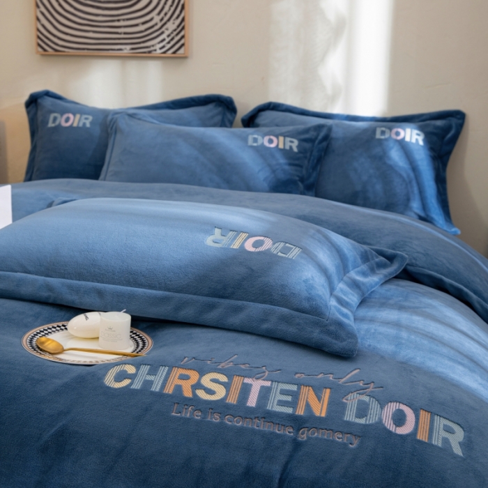 91家纺网 家纺一手货源 找家纺 绒博士 2023新款舒适保暖220克牛奶绒四件套系列 罗拉 幽兰