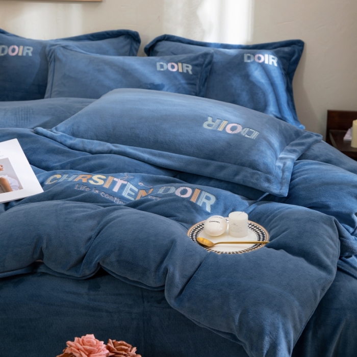 91家纺网 家纺一手货源 找家纺 绒博士 2023新款舒适保暖220克牛奶绒四件套系列 罗拉 幽兰