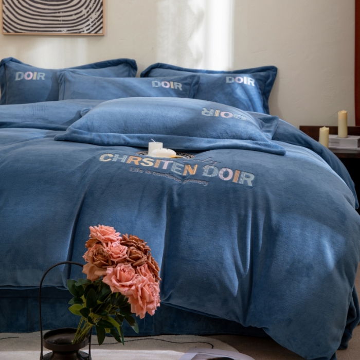 91家纺网 家纺一手货源 找家纺 绒博士 2023新款舒适保暖220克牛奶绒四件套系列 罗拉 幽兰