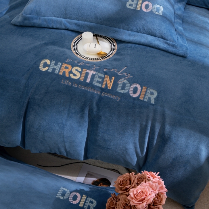 91家纺网 家纺一手货源 找家纺 绒博士 2023新款舒适保暖220克牛奶绒四件套系列 罗拉 幽兰