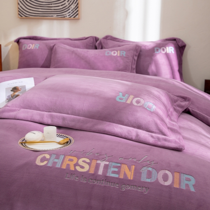 91家纺网 家纺一手货源 找家纺 绒博士 2023新款舒适保暖220克牛奶绒四件套系列 罗拉 紫色