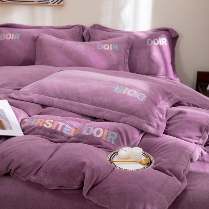 91家纺网 家纺一手货源 找家纺 绒博士 2023新款舒适保暖220克牛奶绒四件套系列 罗拉 紫色