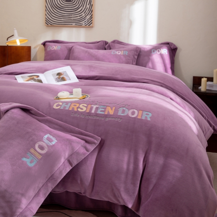 91家纺网 家纺一手货源 找家纺 绒博士 2023新款舒适保暖220克牛奶绒四件套系列 罗拉 紫色