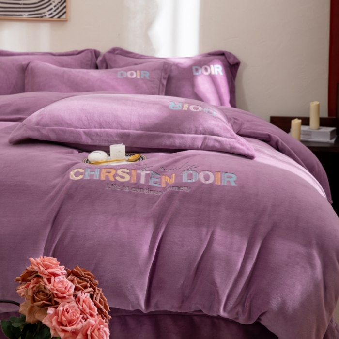 91家纺网 家纺一手货源 找家纺 绒博士 2023新款舒适保暖220克牛奶绒四件套系列 罗拉 紫色
