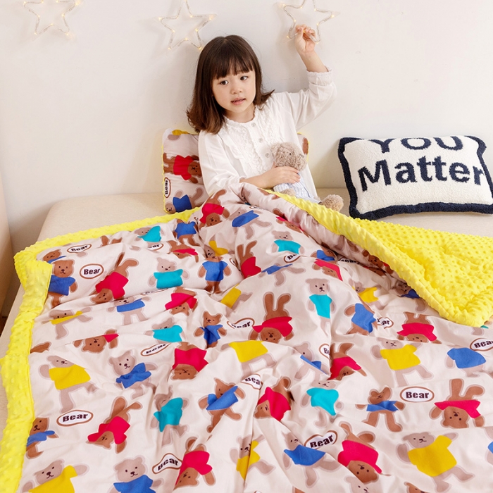 91家纺网 家纺一手货源 找家纺 十九色 2024新款儿童全棉豆豆被春秋被冬被婴幼儿安抚毯被子 糖果熊
