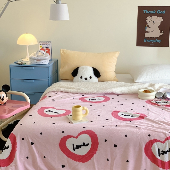 91家纺网 家纺一手货源 找家纺 美乐迪 2023新款牛奶绒毛毯 粉爱心