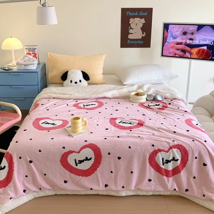 91家纺网 家纺一手货源 找家纺 美乐迪 2023新款牛奶绒毛毯 粉爱心