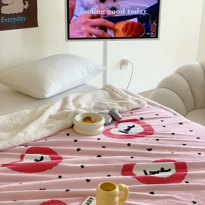 91家纺网 家纺一手货源 找家纺 美乐迪 2023新款牛奶绒毛毯 粉爱心