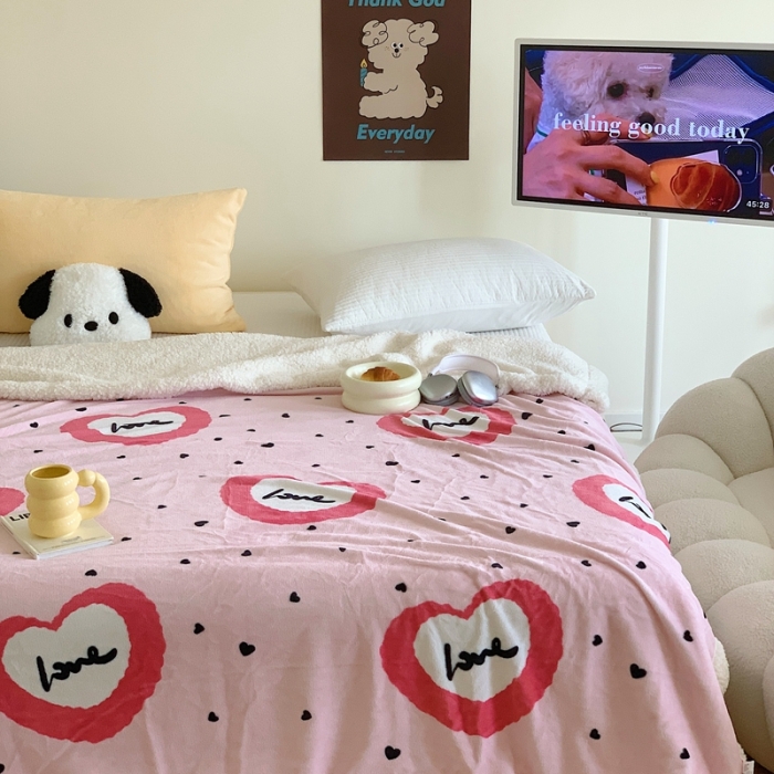 91家纺网 家纺一手货源 找家纺 美乐迪 2023新款牛奶绒毛毯 粉爱心