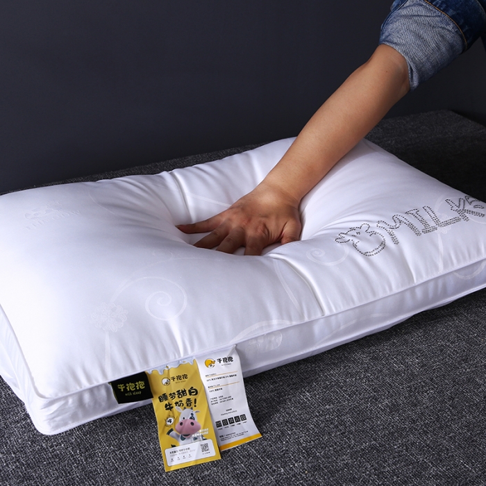 91家纺网 家纺一手货源 找家纺 2023新款牛奶枕头枕芯 牛奶丝立体边白