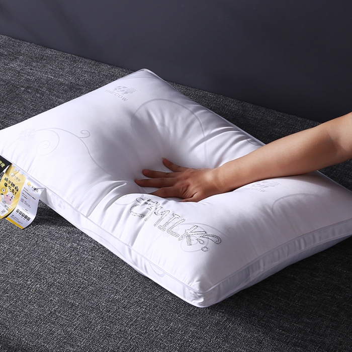 91家纺网 家纺一手货源 找家纺 2023新款牛奶枕头枕芯 牛奶丝立体边白