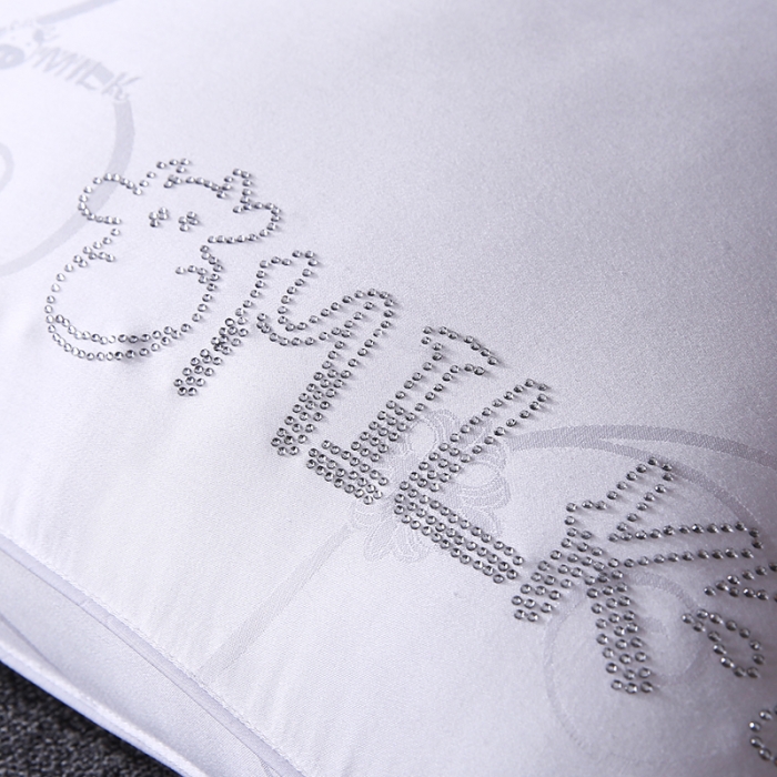 91家纺网 家纺一手货源 找家纺 2023新款牛奶枕头枕芯 牛奶丝立体边白