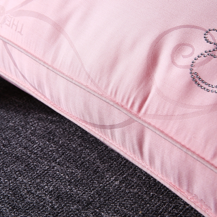 91家纺网 家纺一手货源 找家纺 2023新款牛奶枕头枕芯 牛奶丝立体粉