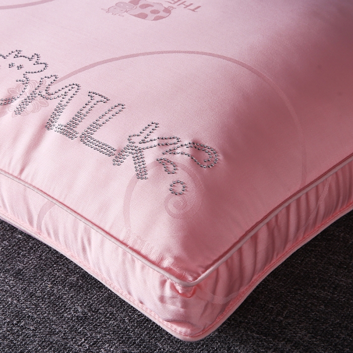 91家纺网 家纺一手货源 找家纺 2023新款牛奶枕头枕芯 牛奶丝立体粉