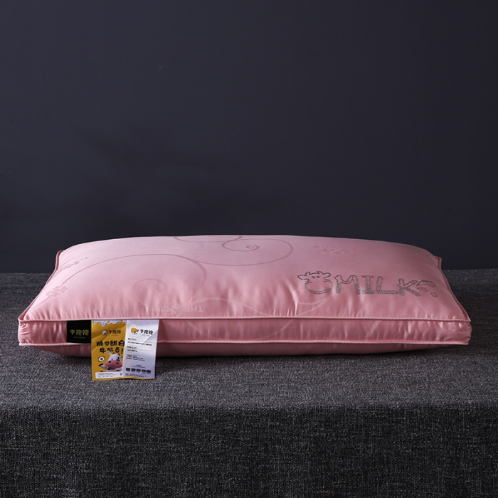 91家纺网 家纺一手货源 找家纺 2023新款牛奶枕头枕芯 牛奶丝立体粉