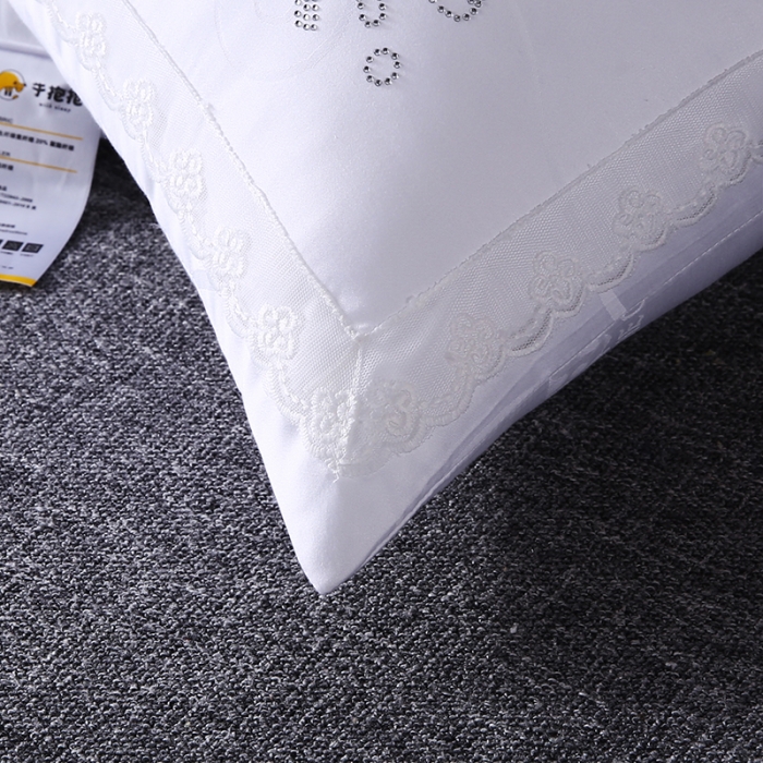 91家纺网 家纺一手货源 找家纺 2023新款牛奶枕头枕芯 牛奶丝花边白色