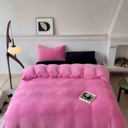 91家纺网 家纺一手货源 找家纺 珺柔 2023年新款双拼色纯色牛奶绒四件套双拼玫红黑