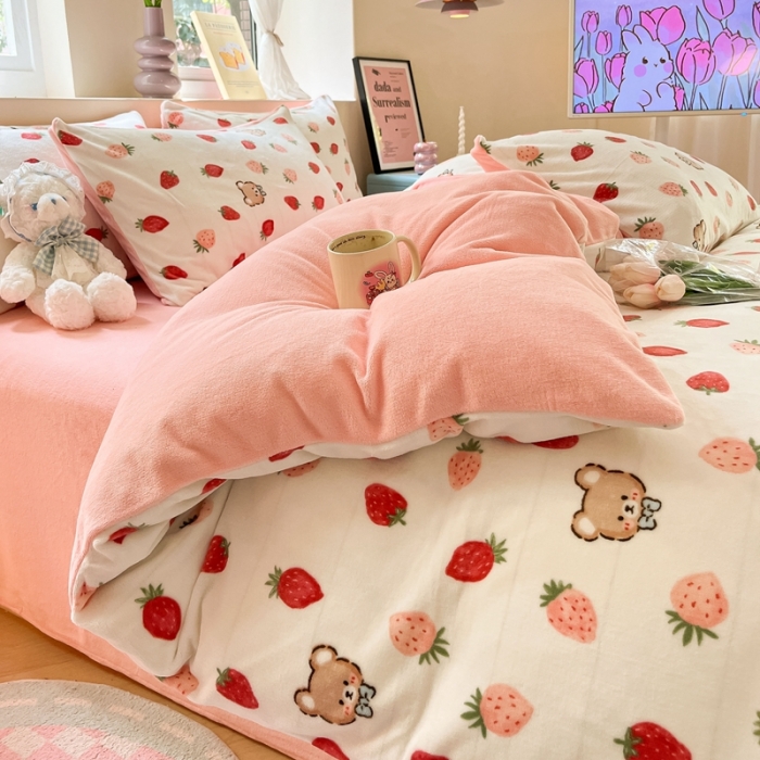 91家纺网 家纺一手货源 找家纺 曼之夏2023新款牛奶绒印花四件套 绒-草莓甜熊