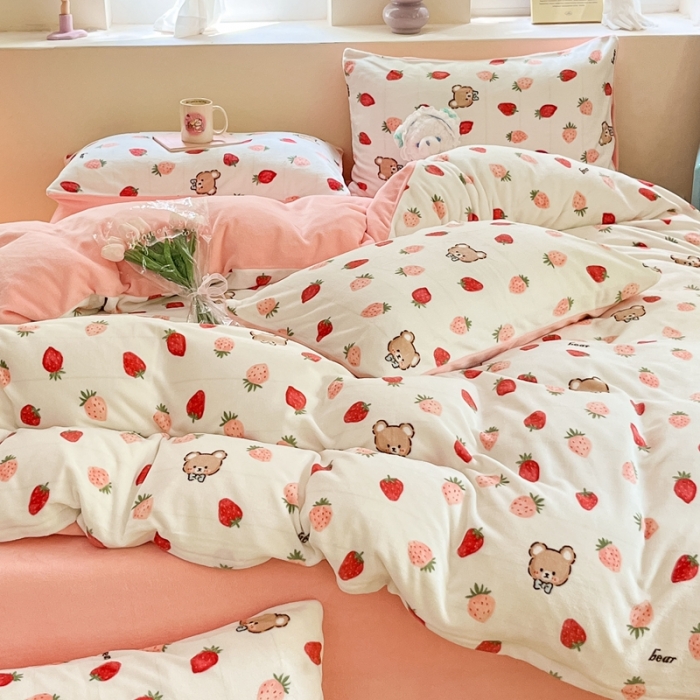 91家纺网 家纺一手货源 找家纺 曼之夏2023新款牛奶绒印花四件套 绒-草莓甜熊