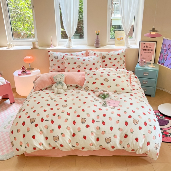 91家纺网 家纺一手货源 找家纺 曼之夏2023新款牛奶绒印花四件套 绒-草莓甜熊