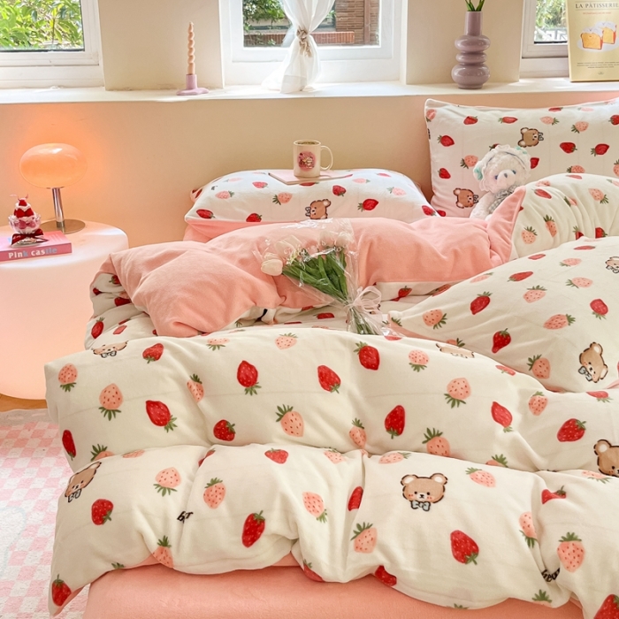 91家纺网 家纺一手货源 找家纺 曼之夏2023新款牛奶绒印花四件套 绒-草莓甜熊