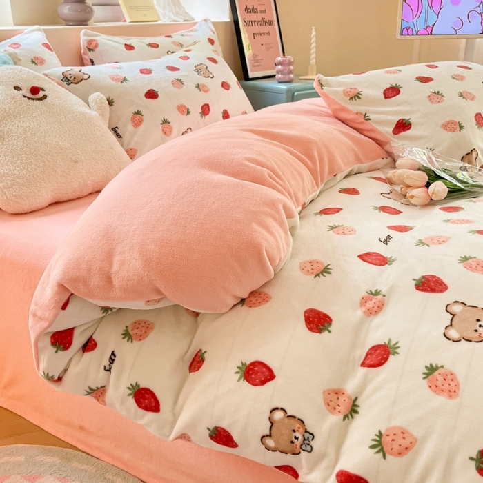 91家纺网 家纺一手货源 找家纺 曼之夏2023新款牛奶绒印花四件套 绒-草莓甜熊