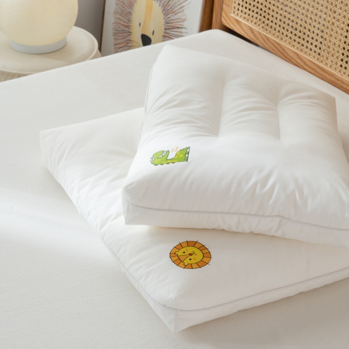 91家纺网 家纺一手货源 找家纺 唯爱品 2026新款60S全棉A类无荧光卡通云柔枕枕头枕芯 记忆枕源头工厂 40*60cm/只 草莓熊学生云柔枕