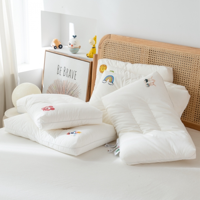 91家纺网 家纺一手货源 找家纺 唯爱品 2026新款60S全棉A类无荧光卡通云柔枕枕头枕芯 记忆枕源头工厂 40*60cm/只 草莓熊学生云柔枕