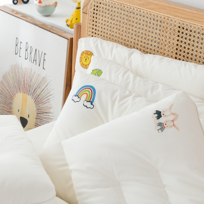 91家纺网 家纺一手货源 找家纺 唯爱品 2026新款60S全棉A类无荧光卡通云柔枕枕头枕芯 记忆枕源头工厂 40*60cm/只 草莓熊学生云柔枕